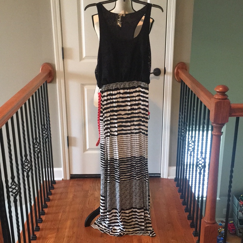Medium NWOT black and white maxi